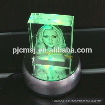 Cubo de cristal gravado laser 3D com luz do diodo emissor de luz para lembranças
